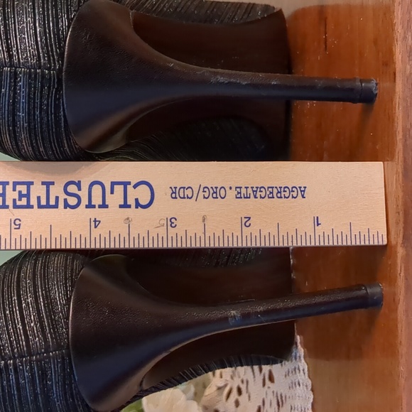 Stuart Weitzman Shimmer Thread Heel Sz. 9 - Picture 5 of 10